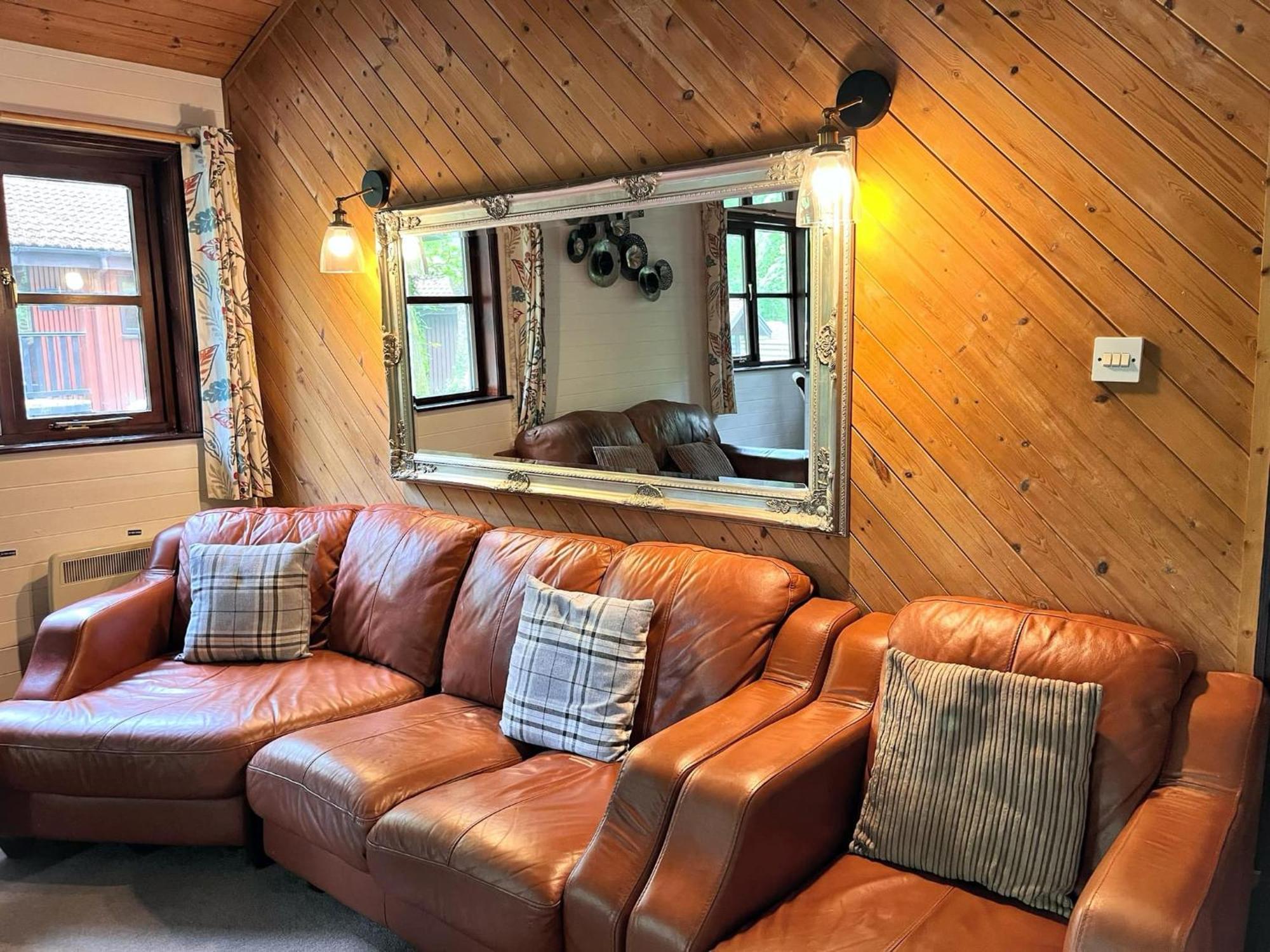 Goldcrest 3-Hot Tub-Woodland Lodges-Carmarthenshire-Tenby 외부 사진