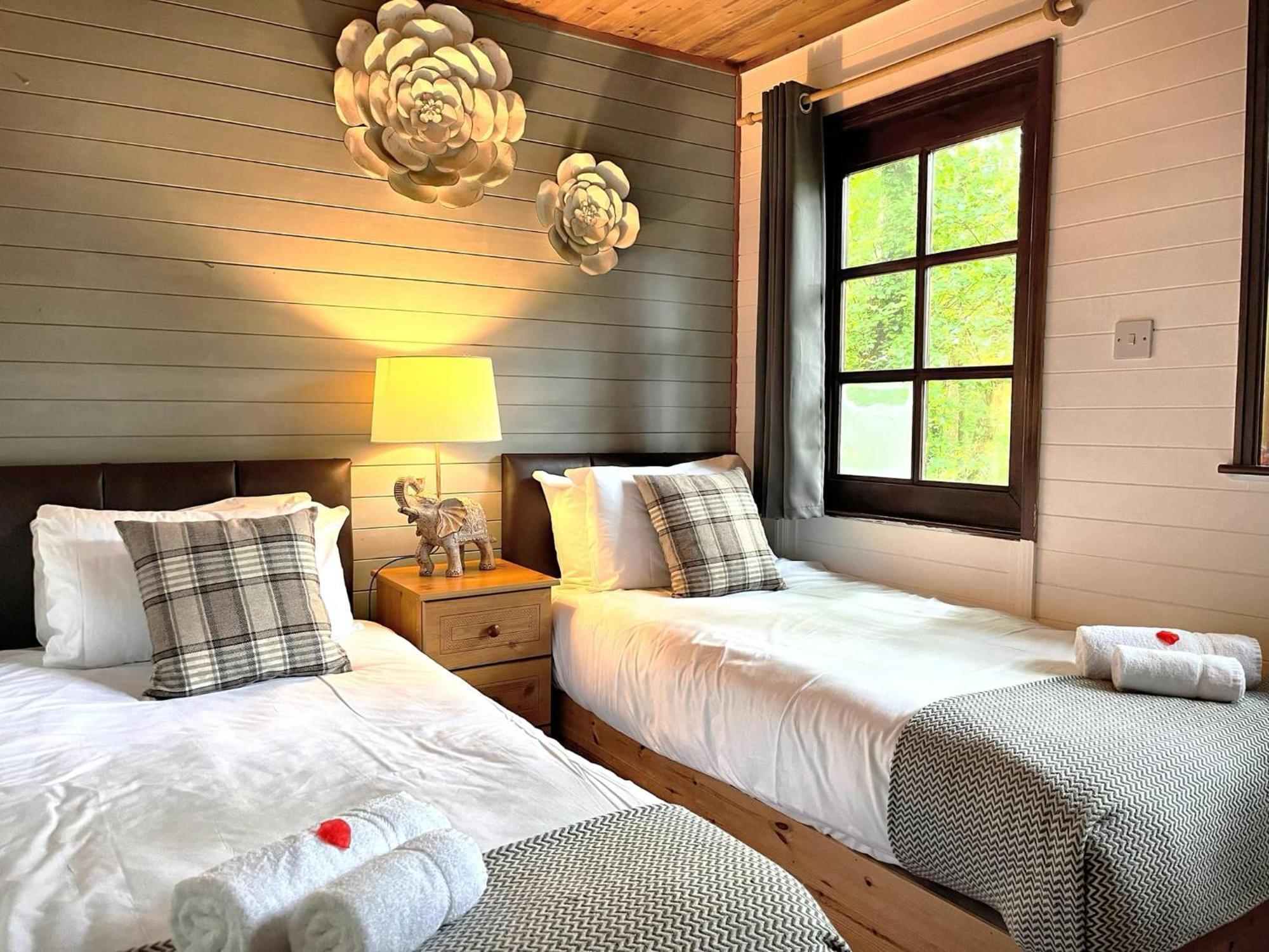 Goldcrest 3-Hot Tub-Woodland Lodges-Carmarthenshire-Tenby 외부 사진