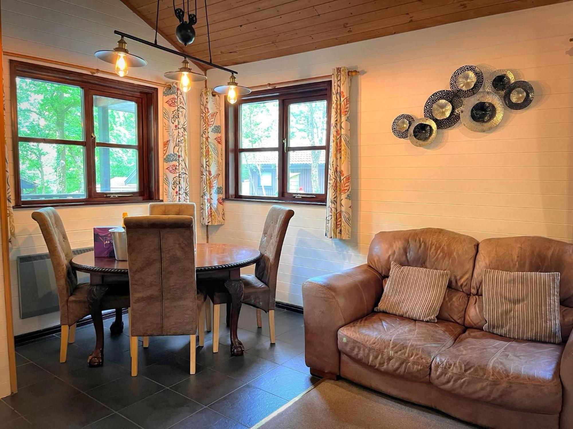 Goldcrest 3-Hot Tub-Woodland Lodges-Carmarthenshire-Tenby 외부 사진