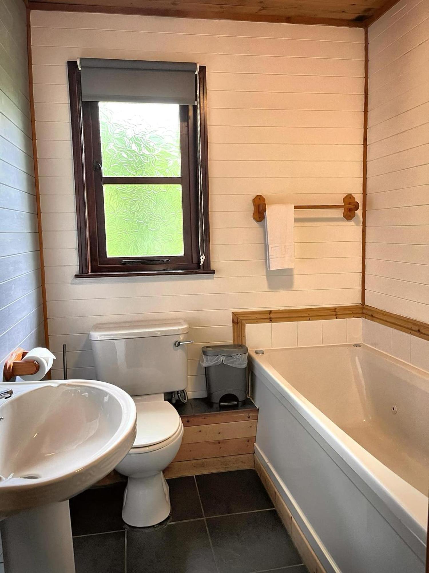 Goldcrest 3-Hot Tub-Woodland Lodges-Carmarthenshire-Tenby 외부 사진